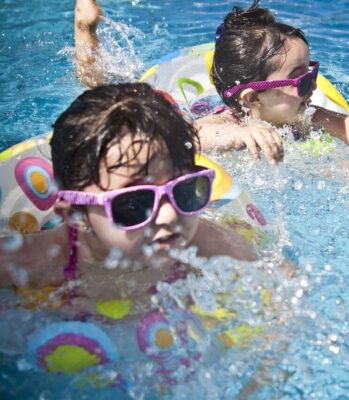 girls, swimming, splashing-1284419.jpg